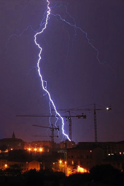 http://i125.photobucket.com/albums/p47/gilbert22_photos/autres/eclair2dr2m.jpg