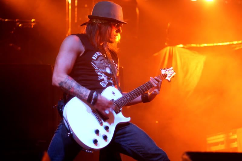 IMAGE: http://i125.photobucket.com/albums/p53/customsound79/Papa%20Roach/DPP_0237.jpg