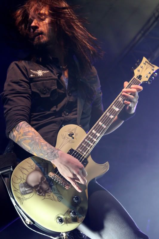 IMAGE: http://i125.photobucket.com/albums/p53/customsound79/Papa%20Roach/DPP_0262.jpg