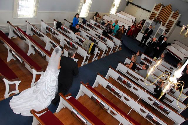 IMAGE: http://i125.photobucket.com/albums/p53/westloopphoto/Laura%20and%20Jim/Copyof065.jpg