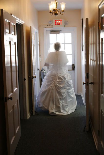 IMAGE: http://i125.photobucket.com/albums/p53/westloopphoto/Laura%20and%20Jim/Copyof136.jpg