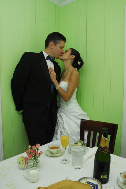 IMAGE: http://i125.photobucket.com/albums/p53/westloopphoto/Laura%20and%20Jim/Copyof157.jpg