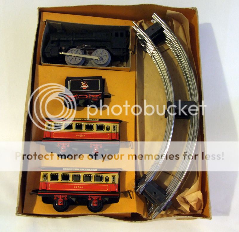 VINTAGE METTOY O GAUGE RAILWAYS CLOCKWORK TINPLATE PASSENGER TRAIN SET 